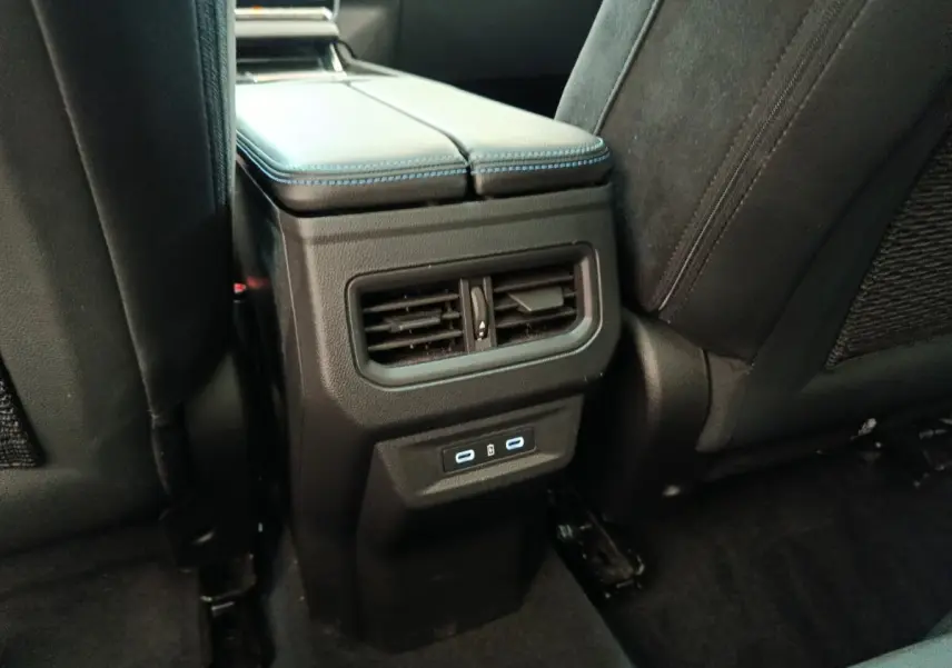 Vue rapprochée de la console centrale arrière du Renault Austral gris clair, avec bouches d’aération et ports USB.