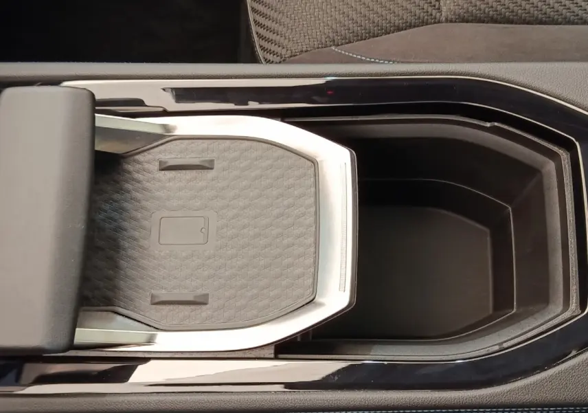Vue plongeante sur la console centrale noire avec espace de rangement et accoudoir du Renault Austral Iconic Esprit Alpine E-Tech.