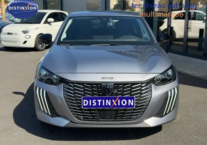 Vue avant d'une Peugeot 208 1.2 100ch S&S Allure en gris Artense avec feux LED et calandre imposante.