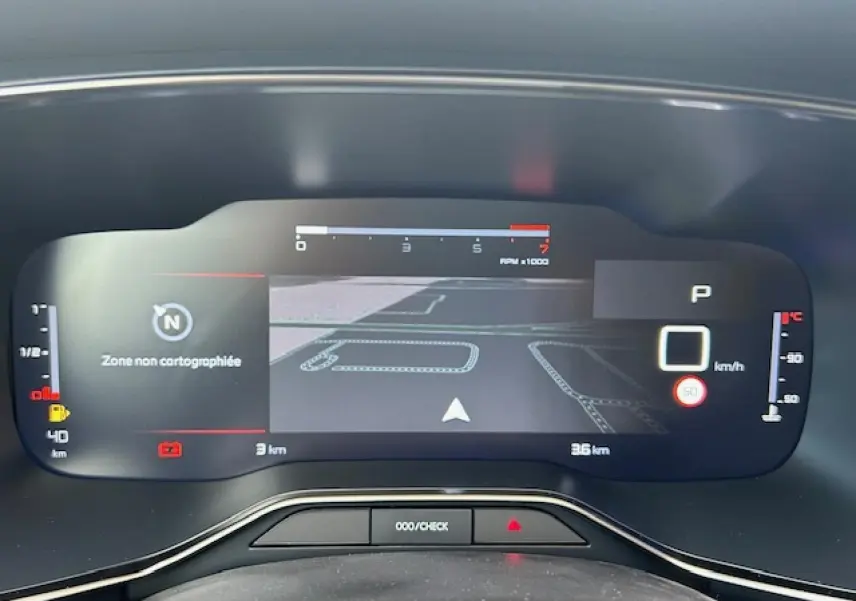 Affichage numérique du combiné de bord du Citroën C5 Aircross 2025 avec navigation et compte-tours visible.