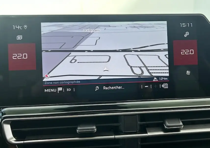 Écran tactile central du tableau de bord du Citroën C5 Aircross 2025 affichant la navigation et la climatisation à 22°C.