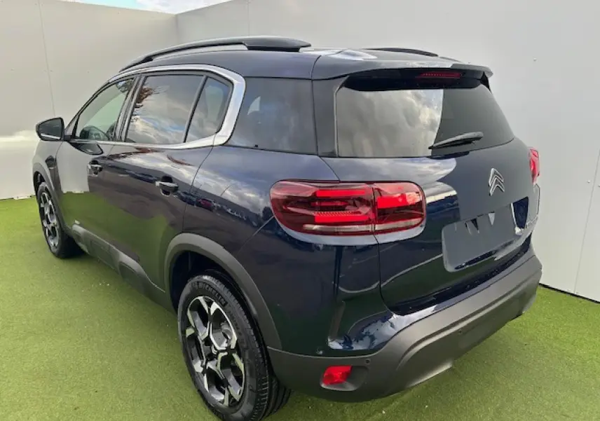 Citroën C5 Aircross bleu Eclipse métal vue 3/4 arrière droit avec feux arrière LED et jantes diamantées.