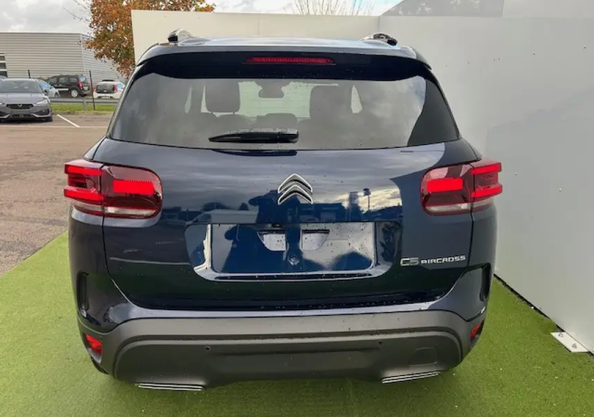 Vue arrière d'un Citroën C5 Aircross bleu Eclipse Métal avec feux arrière LED et double sortie d'échappement chromée.