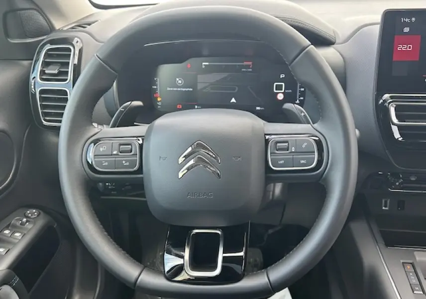 Volant cuir noir avec commandes intégrées et combiné numérique du tableau de bord d'une Citroën C5 Aircross 2025.