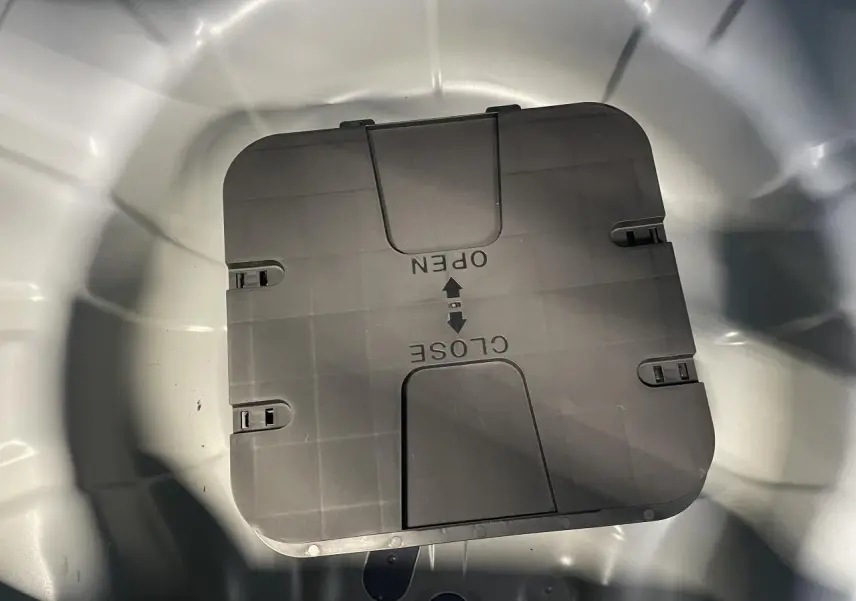 Coffre de roue de secours gris clair vu de dessus dans une Renault Clio 1.5 Blue dCi 2025.