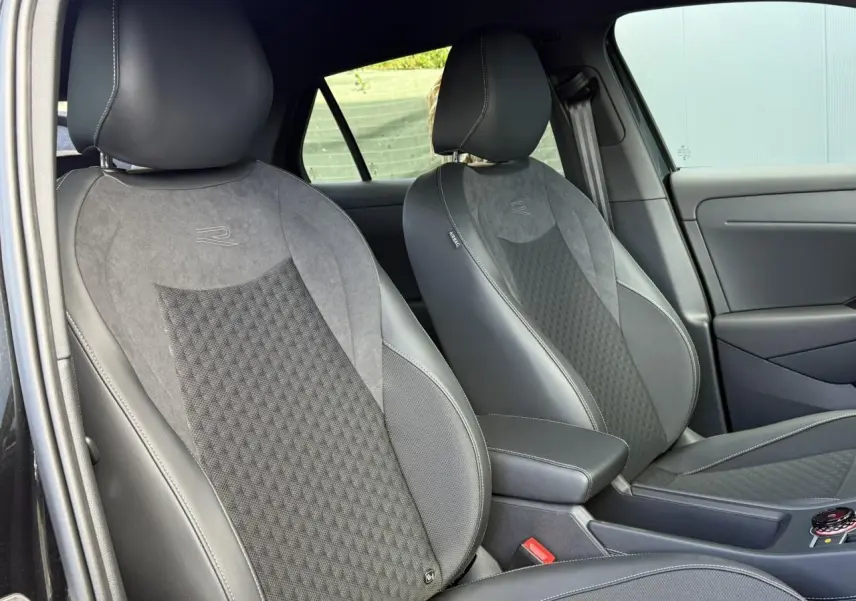 Vue intérieure côté gauche des sièges avant sport en tissu noir et alcantara du Volkswagen T-Roc 1.5 eTSI Hybrid R-Line 2026.