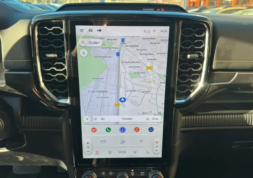 Vue rapprochée du tableau de bord du Ford Ranger 2026 avec écran tactile GPS vertical et aérateurs hexagonaux noirs.