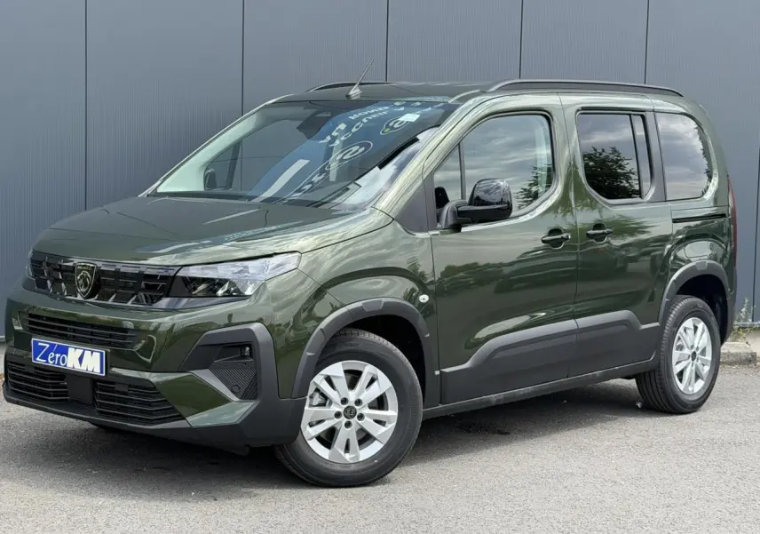 Peugeot Rifter M 1.5 BlueHDI 130 Allure vert Sirkka en 3/4 avant droit, portes coulissantes et jantes alu visibles.