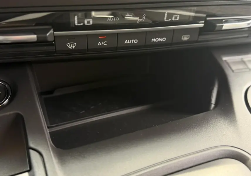Détail de la console centrale du Peugeot Rifter 2026 montrant les commandes de climatisation automatique bi-zone.