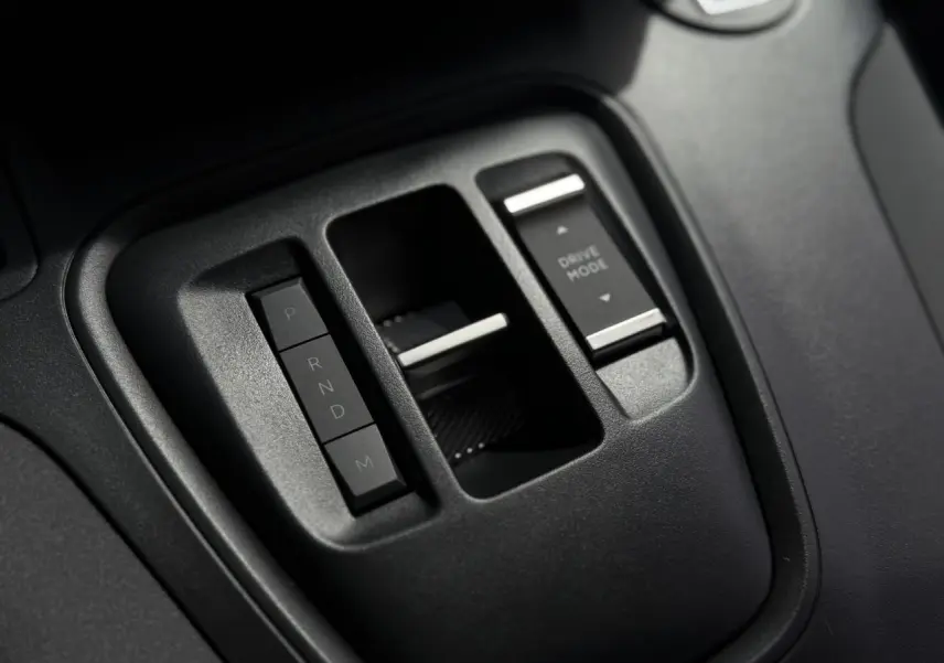 Gros plan sur la console centrale du Peugeot Rifter 2026, montrant la commande de boîte auto et le bouton Drive Mode.