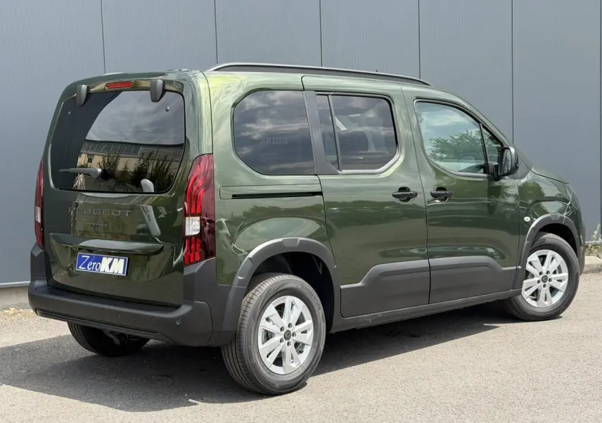 Vue 3/4 arrière droit du Peugeot Rifter 2026 vert Sirkka avec portes coulissantes et jantes alu 16 pouces.