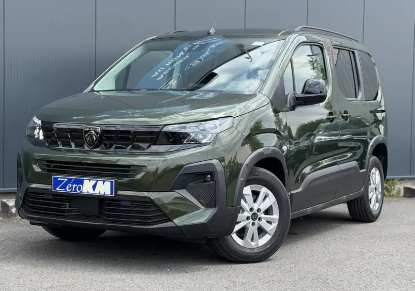 Peugeot Rifter Vert Sirkka en 3/4 avant droit, avec calandre noire et jantes alu 16 pouces visibles.