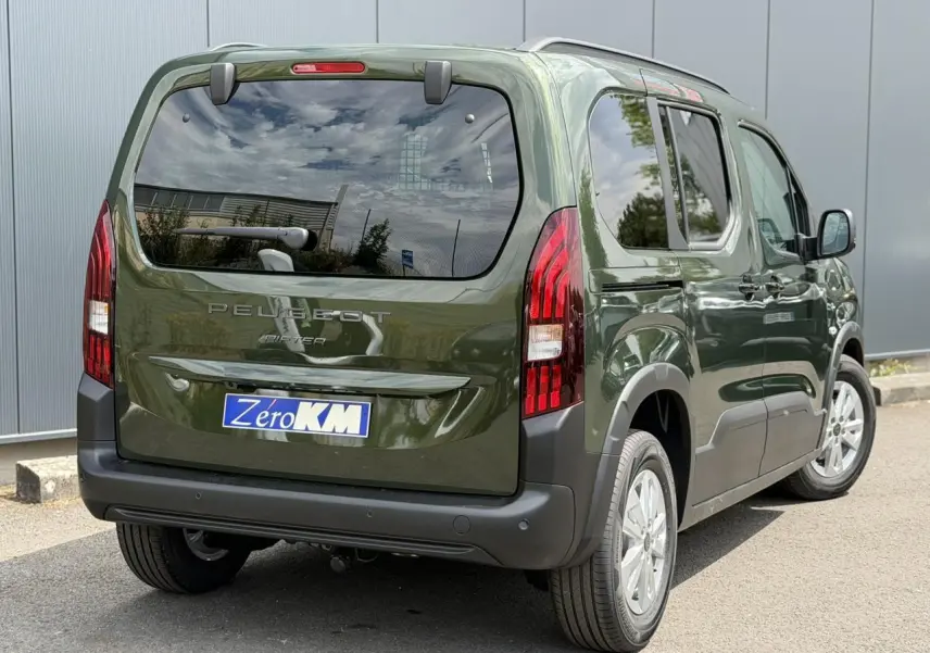 Vue 3/4 arrière droite du Peugeot Rifter vert Sirkka avec portes coulissantes et feux arrière LED distinctifs.