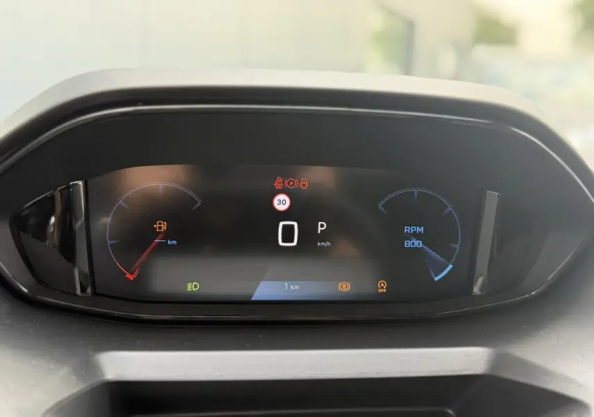 Vue rapprochée du combiné numérique 10 pouces du Peugeot Rifter M 1.5 BlueHDI 130, affichage digital en veille.