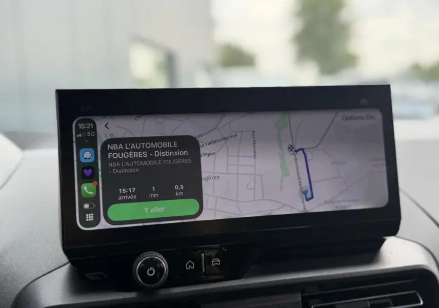 Écran tactile 10 pouces du Peugeot Rifter 2026 affichant la navigation GPS avec interface smartphone intégrée.