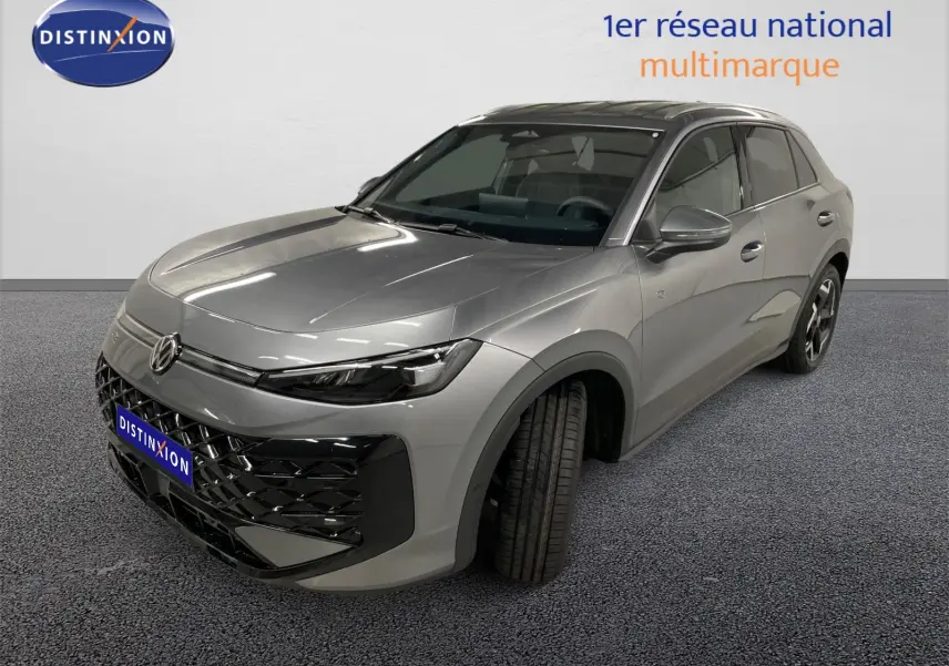 Volkswagen T-Roc gris loup en 3/4 avant droit, avec jantes 18'' Coventry et vitres arrière surteintées.