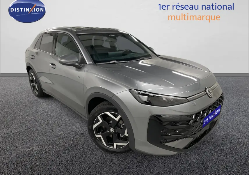 Volkswagen T-Roc gris Loup en 3/4 avant droit, avec jantes 18'' et calandre R-Line distinctive.