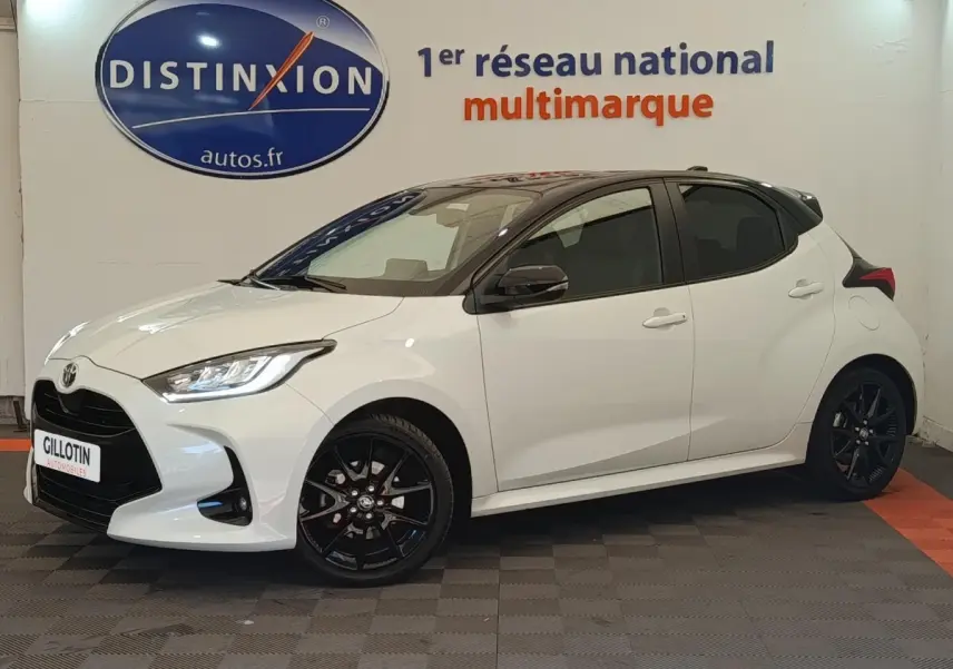Toyota Yaris Hybride 116h Collection blanc vue de profil droit, toit noir et jantes noires distinctives.