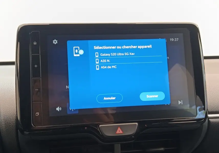 Écran tactile central de la Toyota Yaris Hybride 116h Collection affichant la recherche de connexion Bluetooth.