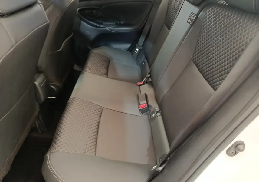 Vue intérieure arrière côté droit des sièges noirs en tissu avec motifs géométriques de la Toyota Yaris Hybride 2022.