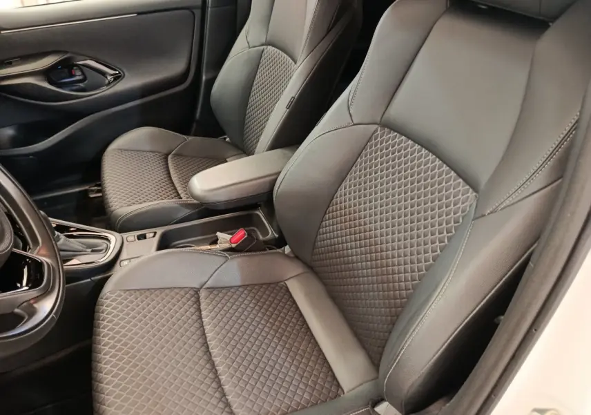 Vue intérieure côté droit des sièges avant en cuir noir matelassé de la Toyota Yaris Hybride 116h Collection blanche 2022.
