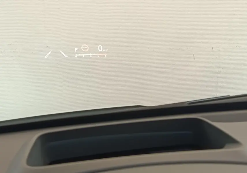 Affichage tête haute projeté sur pare-brise d'une Toyota Yaris Hybride 116h Collection, vue intérieure avant.