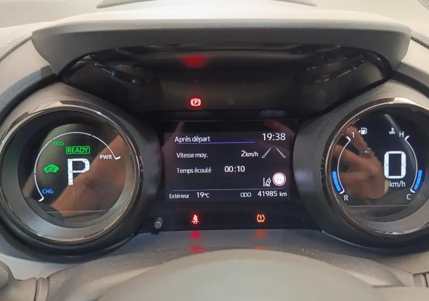 Vue rapprochée du tableau de bord numérique de la Toyota Yaris Hybride 116h, affichant les indicateurs de vitesse et énergie.