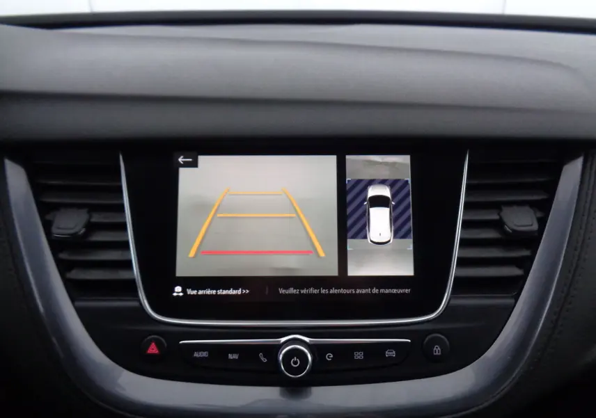 Écran central de l'Opel Grandland X blanc perle montrant la caméra de recul avec vue arrière et top-down.