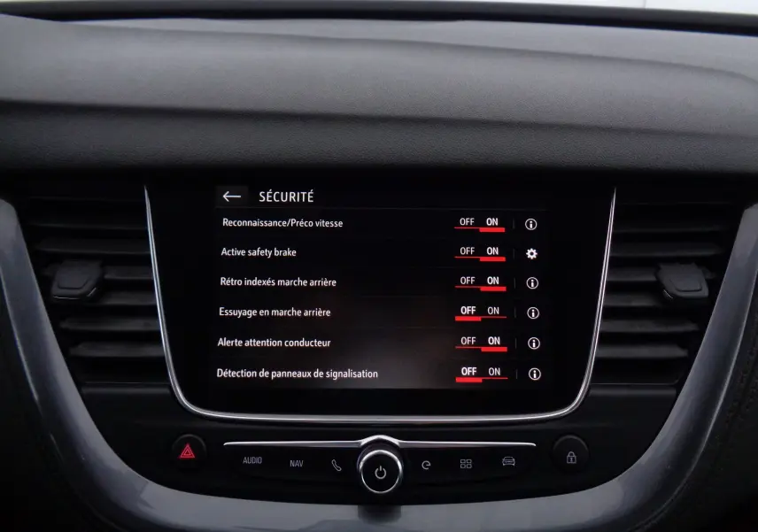 Écran tactile central de l'Opel Grandland X blanc perle, affichant les réglages de sécurité du véhicule.