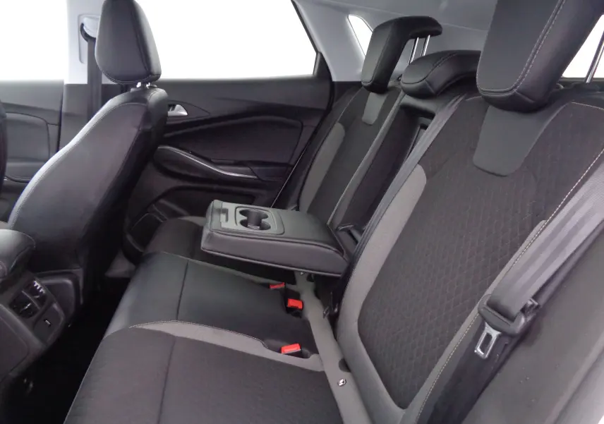 Vue intérieure côté droit des sièges arrière noirs avec accoudoir central relevable de l'Opel Grandland X 2021.