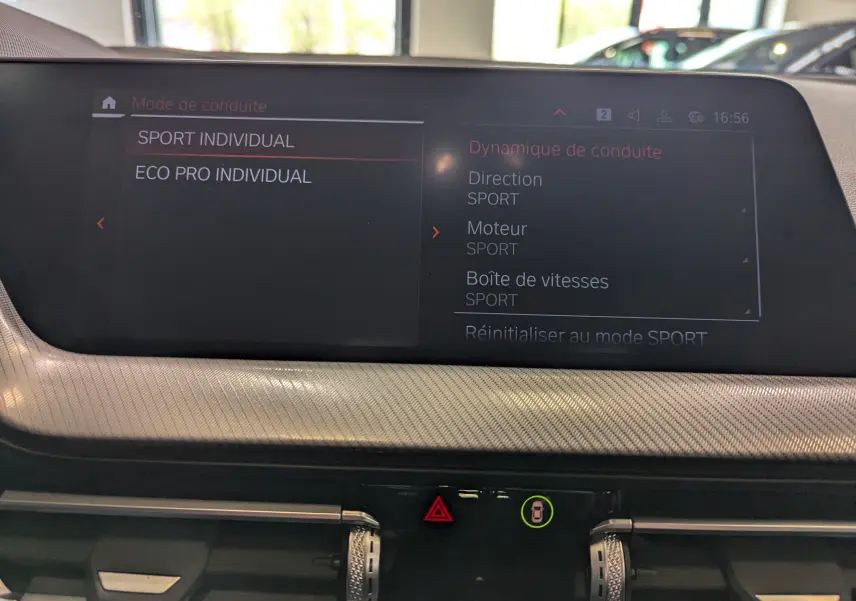 Écran central de la BMW Série 1 F40 blanc Alpin affichant les modes de conduite SPORT et ECO PRO.