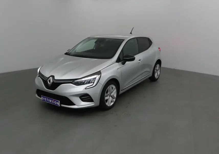 Renault Clio V gris platine vue 3/4 avant droit dans un studio, avec phares LED allumés et jantes alliage.