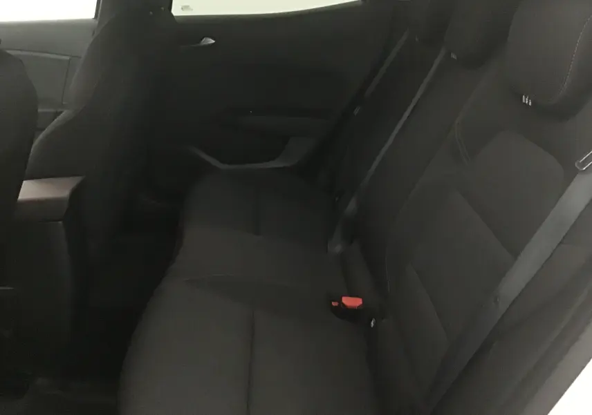 Vue intérieure côté droit des sièges arrière noirs de la Renault Clio V 1.0 TCE 90 Zen de 2021.