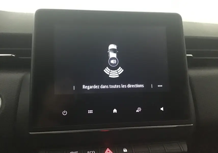 Écran tactile central de la Renault Clio V gris platine affichant l'alerte de surveillance des angles morts.