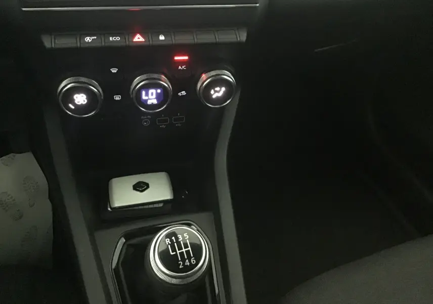 Gros plan sur la console centrale de la Renault Clio V 1.0 TCE 90 Zen, avec levier de vitesse manuel et commandes de climatisation.