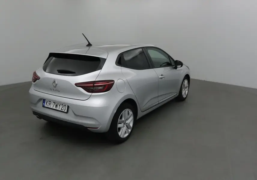 Renault Clio V gris platine vue 3/4 arrière droit, avec feux LED et vitres arrière teintées.