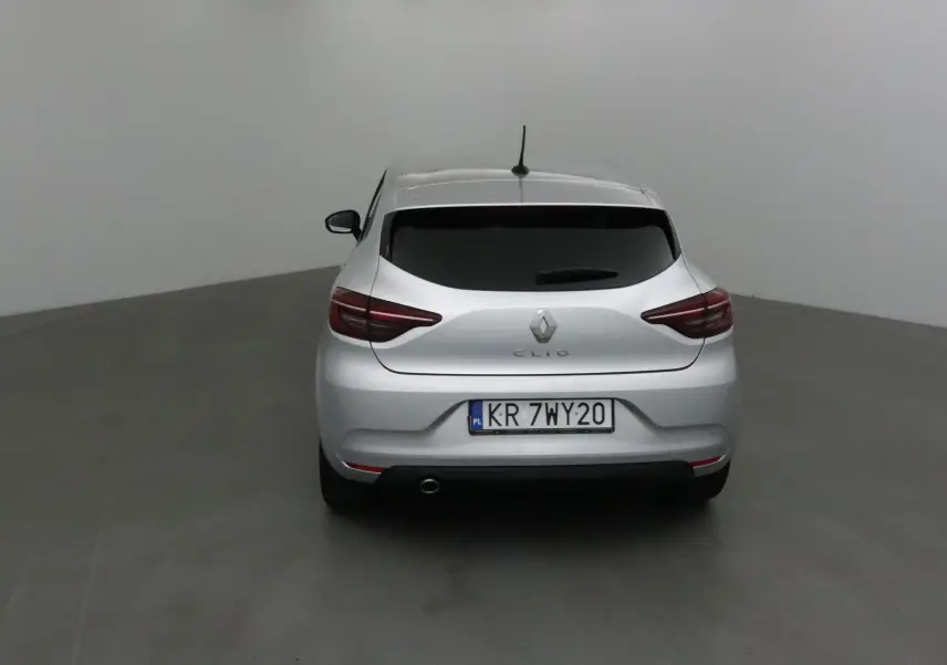 Vue arrière d'une Renault Clio V gris platine, avec feux arrière LED et lunette arrière teintée.