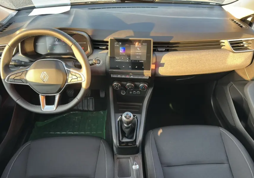 Intérieur de la Renault Clio DCI 100 Evolution Camera 2025, vue de dessus sur le tableau de bord et la boîte manuelle.