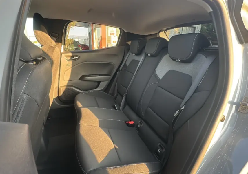 Vue intérieure côté droit des sièges arrière noirs avec surpiqûres blanches d'une Renault Clio Gris Rafale 2025 DCI 100 Evolution Camera.