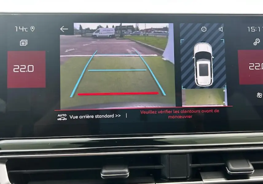 Écran tactile du tableau de bord du Citroën C5 Aircross 2025 montrant la caméra de recul et l'aide au stationnement.