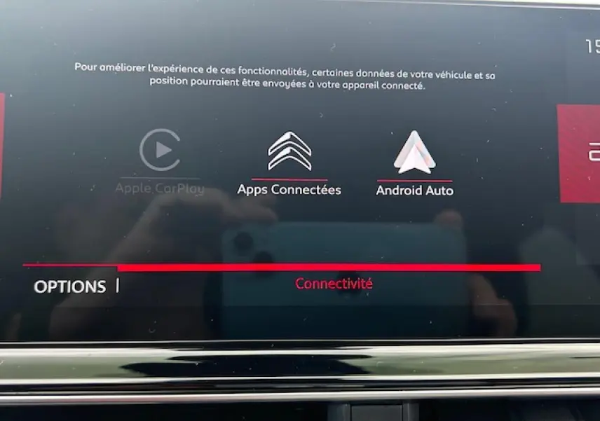 Écran tactile central affichant les options de connectivité Apple CarPlay et Android Auto dans un Citroën C5 Aircross 2025.