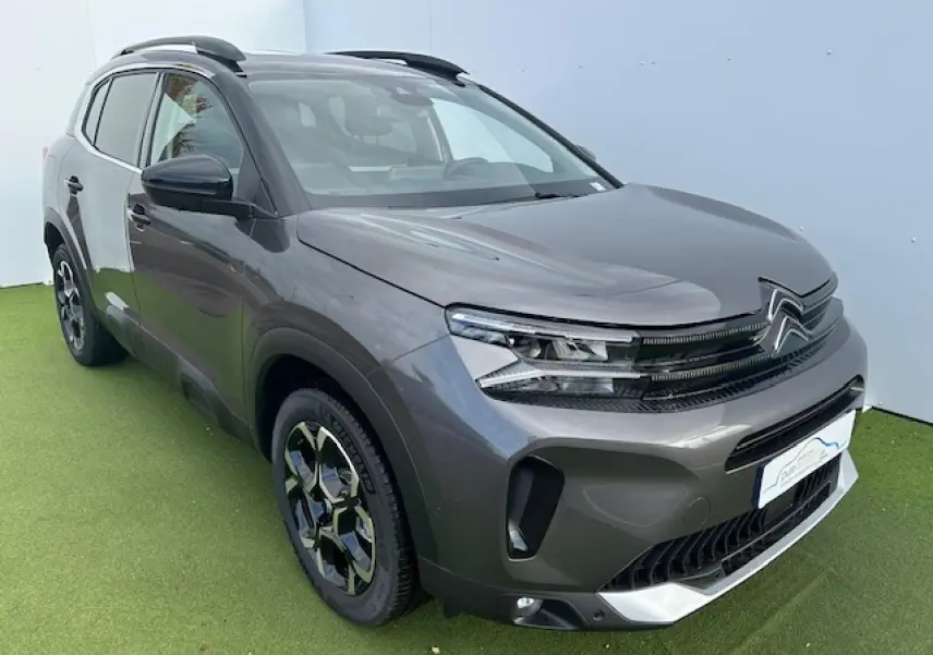 Citroën C5 Aircross gris platinium métal en 3/4 avant droit avec calandre noir brillant et jantes diamantées bi-ton.