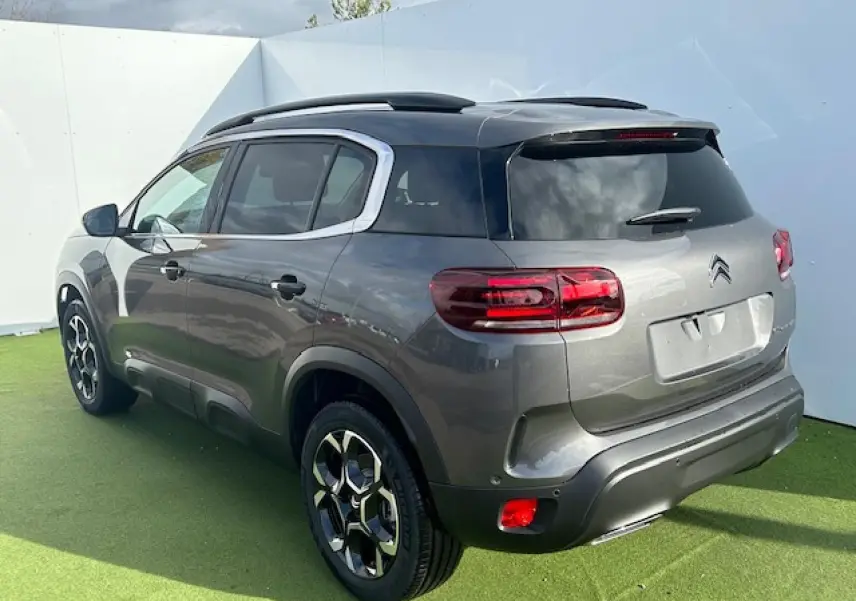 Citroën C5 Aircross gris platinium métal en 3/4 arrière droit avec jantes alliage bi-ton et toit noir brillant.