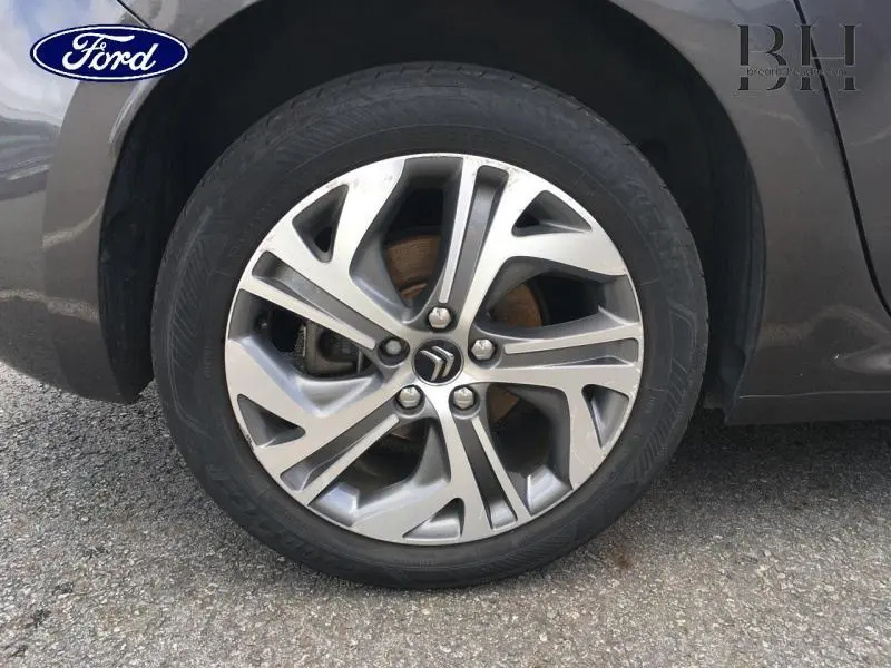 Gros plan sur la jante alu gris Shark d'une Citroën C4 Picasso 2016 avec logo Citroën au centre.