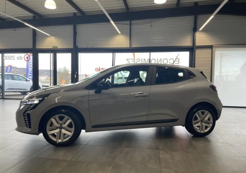Profil côté gauche de la Renault Clio 1.5 Blue dCi 2025 gris Rafale en intérieur, avec jantes alliage et poignées couleur carrosserie.