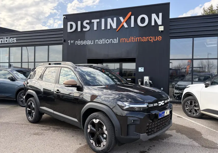 Dacia Bigster noir nacré en 3/4 avant droit, avec rétroviseurs brun cuivré et jantes alliage 18 pouces.