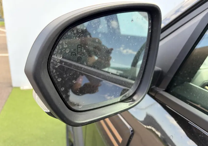 Rétroviseur extérieur gauche noir nacré de Dacia Bigster 2026 avec détection d'angles morts visible.