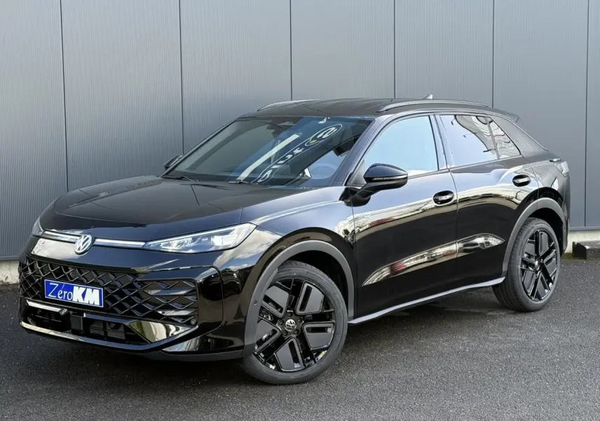 Volkswagen T-Roc 2026 noir ébène en 3/4 avant droit avec jantes noires et hayon électrique visible.