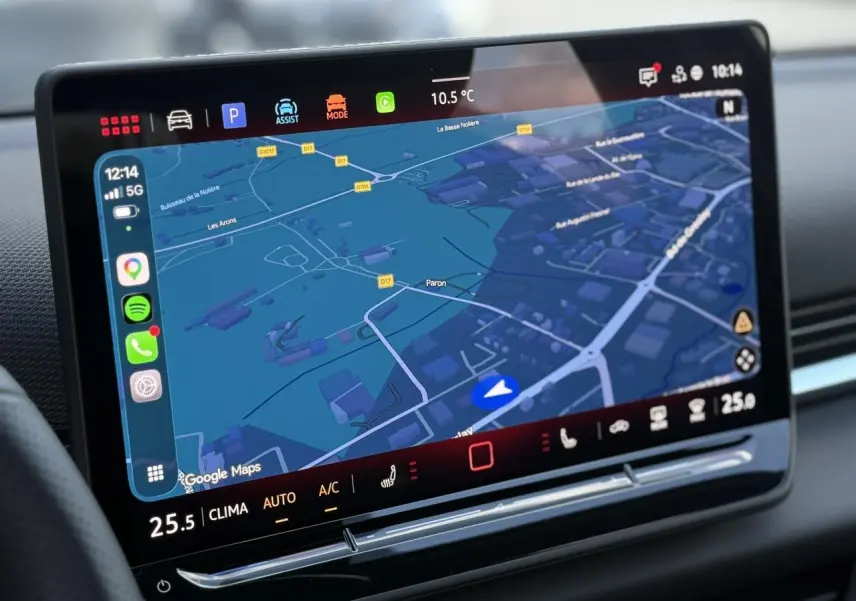 Écran tactile central du Volkswagen T-Roc 2026 affichant la navigation GPS avec interface moderne et commandes climatisation intégrées.