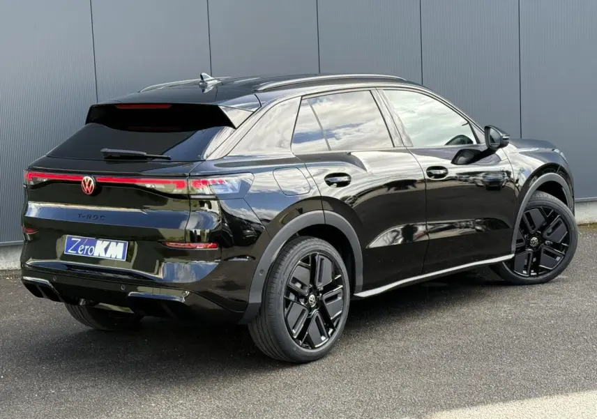 Volkswagen T-Roc 2026 noir ébène en 3/4 arrière droit avec jantes noires sport et hayon électrique